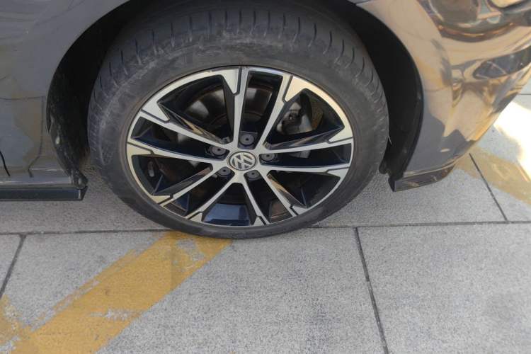 Used Volkswagen Golf 2018 280TSI Automatic R-Line Model Right Front Wheel Hub