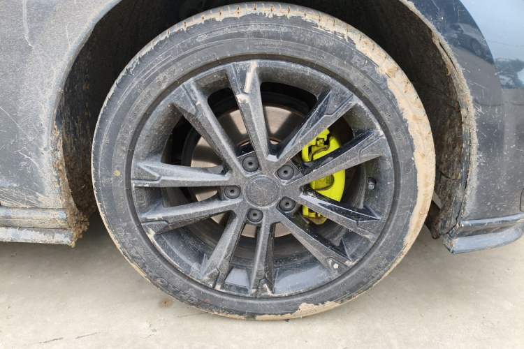 Used Volkswagen Golf 2018 280TSI Automatic R-Line Model Right Front Wheel Hub