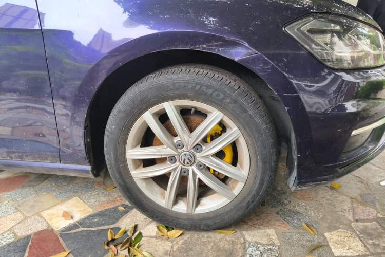 Used Volkswagen Golf 2018 1.6L Automatic Comfort Model Right Front Wheel Hub