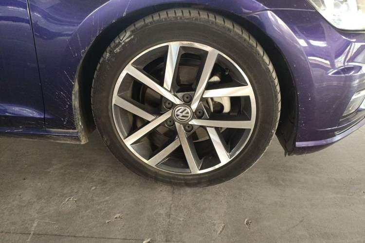 Used Volkswagen Golf 2018 230TSI Automatic Luxury Version Right Front Wheel Hub