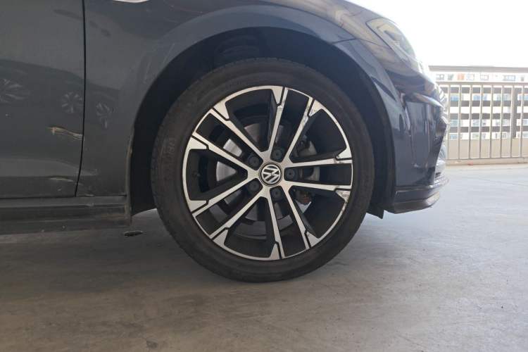 Used Volkswagen Golf 2018 280TSI Automatic R-Line Model Right Front Wheel Hub