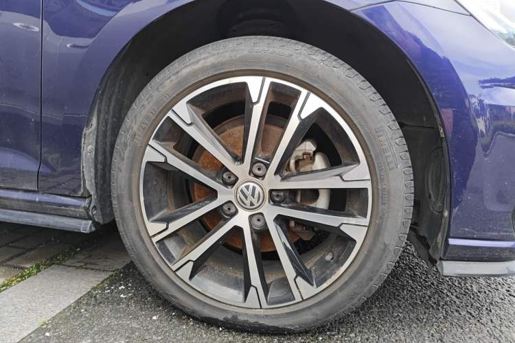 Used Volkswagen Golf 2018 280TSI Automatic R-Line Model Right Front Wheel Hub