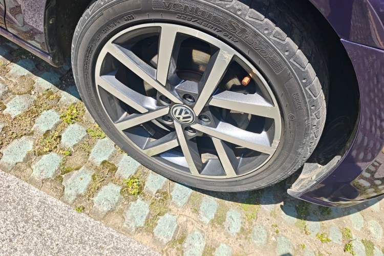Used Volkswagen Golf 2018 230TSI Automatic Luxury Version Right Front Wheel Hub