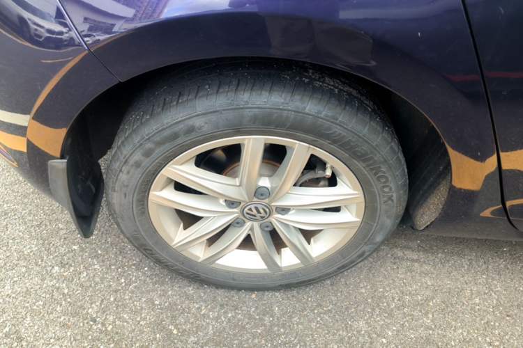 Used Volkswagen Golf 2018 230TSI Automatic Comfort Model Right Rear Wheel Hub