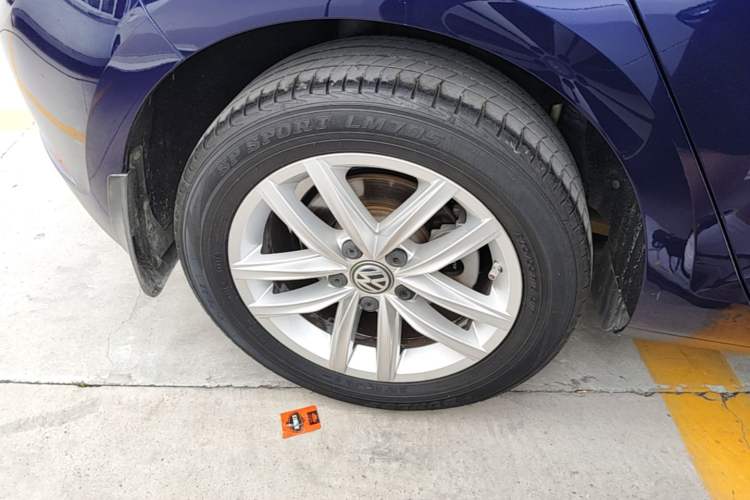Used Volkswagen Golf 2018 230TSI Automatic Comfort Model Right Rear Wheel Hub