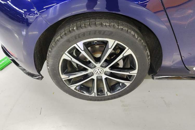 Used Volkswagen Golf 2018 230TSI Automatic Comfort Model Right Rear Wheel Hub