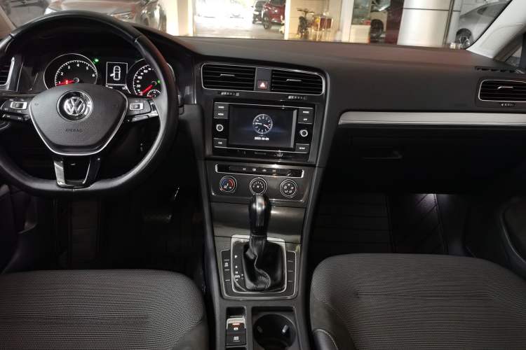 Used Volkswagen Golf 2018 230TSI Automatic Comfort Model Audio And AC Panel