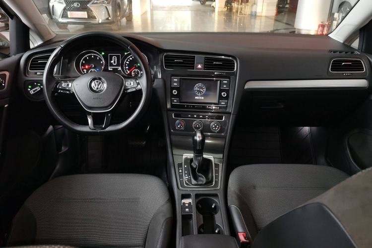 Used Volkswagen Golf 2018 230TSI Automatic Comfort Model Center Console
