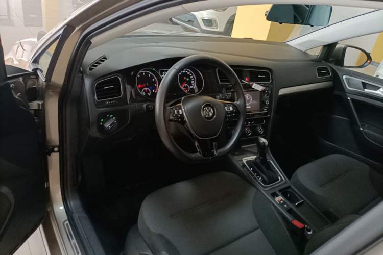 Used Volkswagen Golf 2018 1.6L Automatic Comfort Model Center Console
