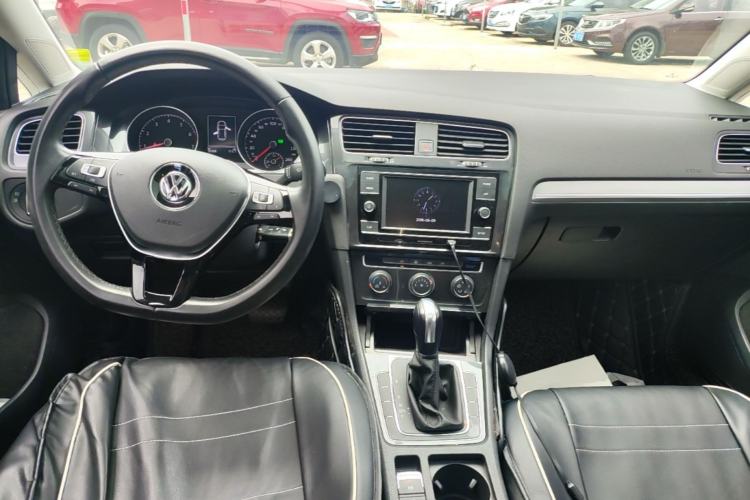 Used Volkswagen Golf 2018 1.6L Automatic Comfort Model Center Console