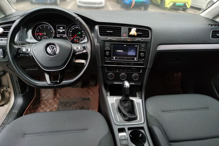 Used Volkswagen Golf 2018 1.6L Automatic Comfort Model Center Console