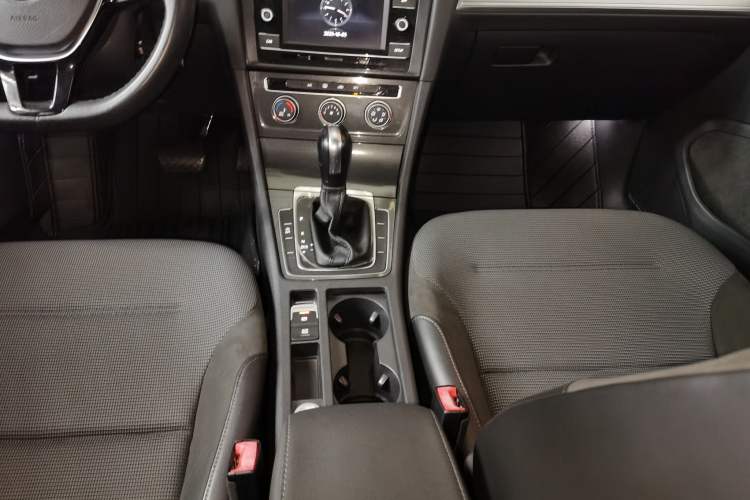 Used Volkswagen Golf 2018 230TSI Automatic Comfort Model Gear Lever