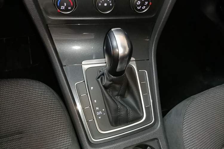 Used Volkswagen Golf 2018 1.6L Automatic Comfort Model Gear Lever