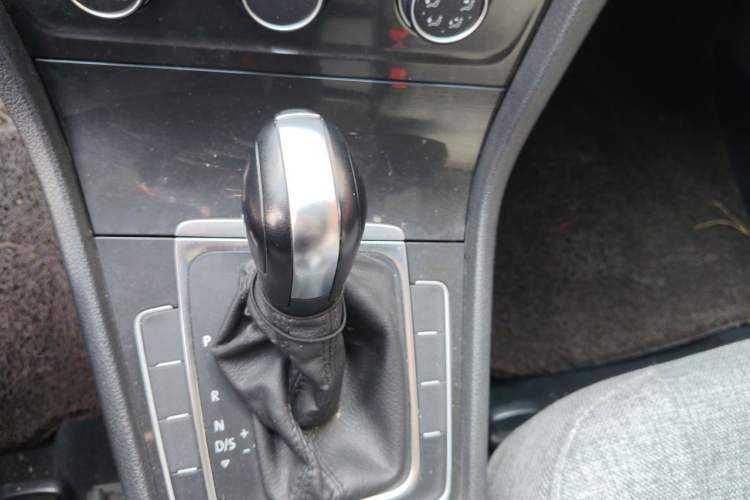 Used Volkswagen Golf 2018 1.6L Automatic Comfort Model Gear Lever