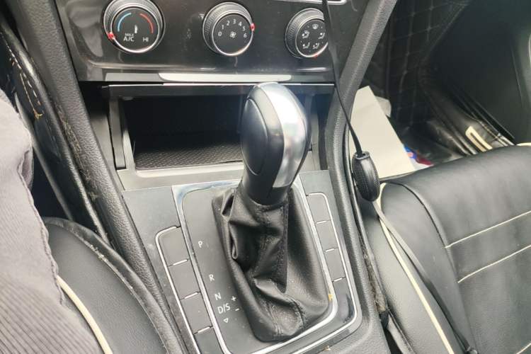 Used Volkswagen Golf 2018 1.6L Automatic Comfort Model Gear Lever