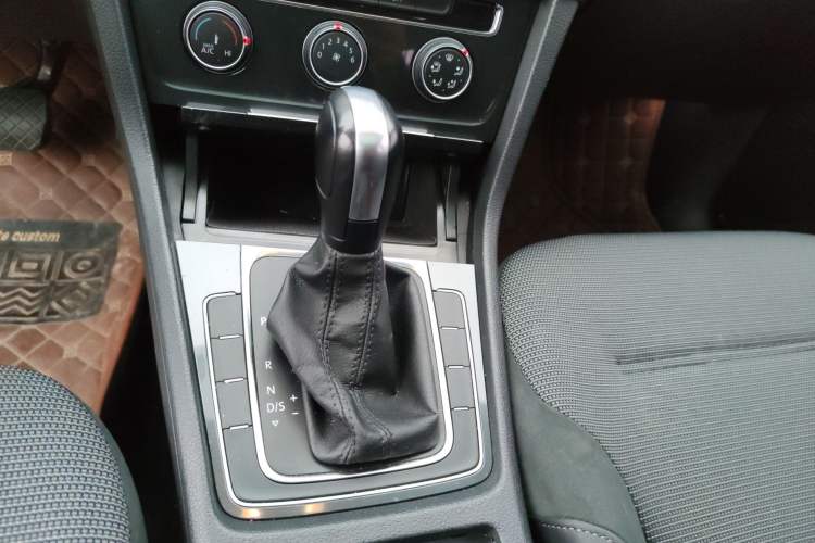 Used Volkswagen Golf 2018 1.6L Automatic Comfort Model Gear Lever