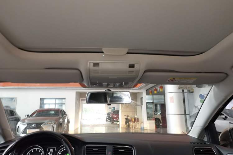 Used Volkswagen Golf 2018 230TSI Automatic Comfort Model Headliner