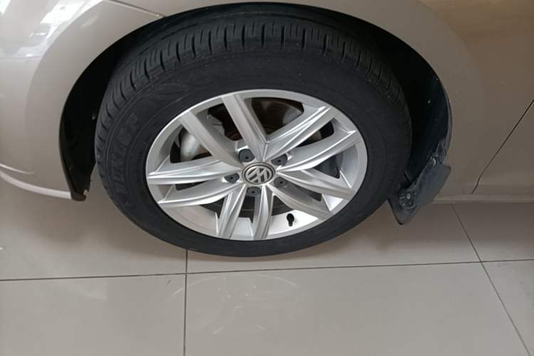 Used Volkswagen Golf 2018 1.6L Automatic Comfort Model Left Front Wheel Hub