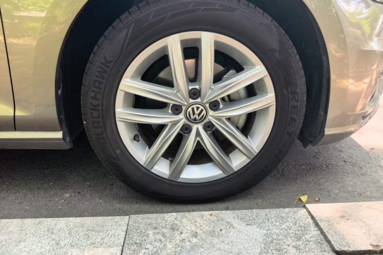 Used Volkswagen Golf 2018 1.6L Automatic Comfort Model Right Front Wheel Hub