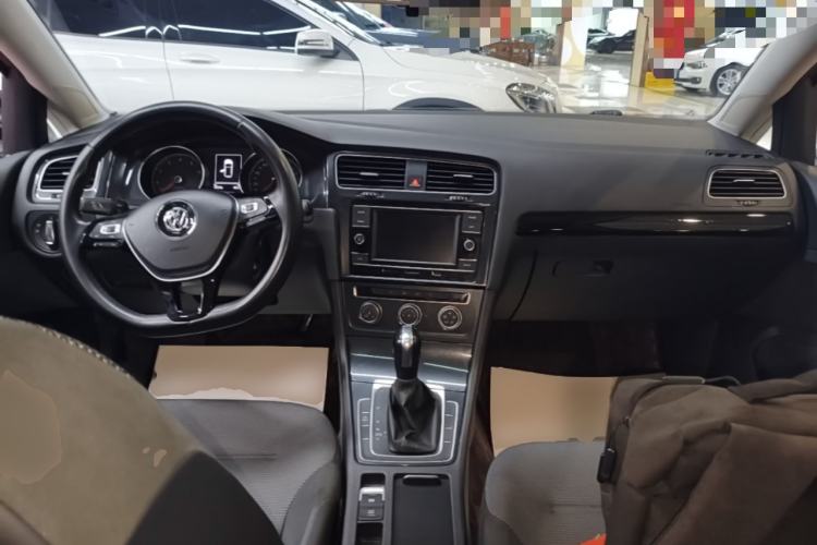 Used Volkswagen Golf 2018 230TSI Automatic Comfort Model Center Console