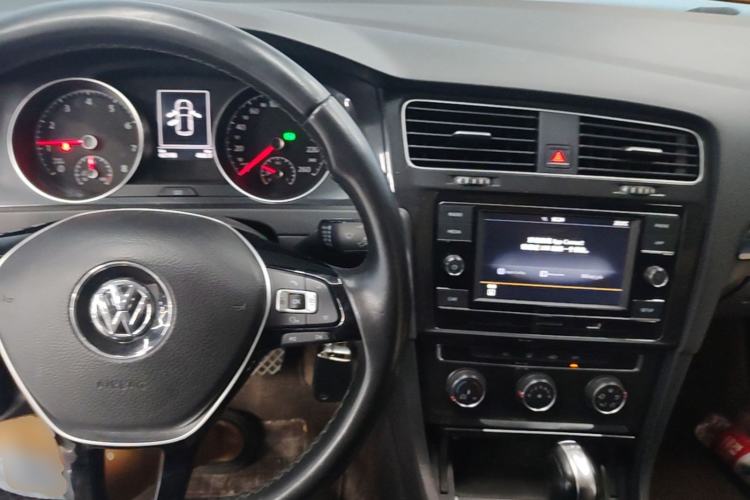 Used Volkswagen Golf 2018 230TSI Automatic Comfort Model Center Console