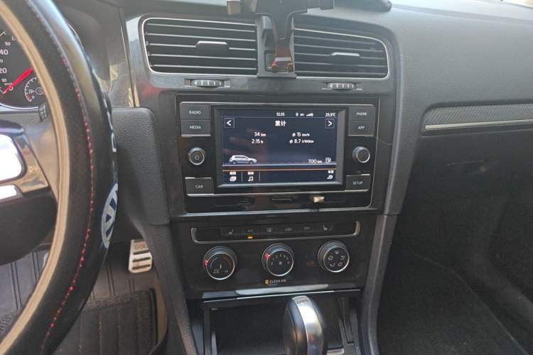 Used Volkswagen Golf 2018 230TSI Automatic Luxury Version Audio And AC Panel
