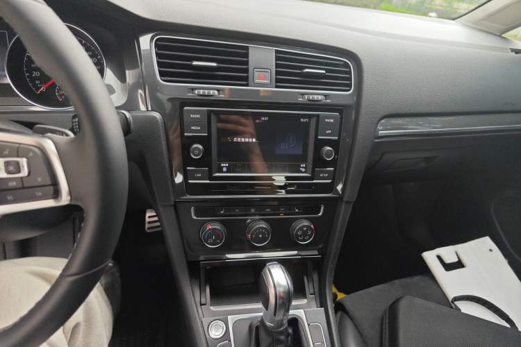 Used Volkswagen Golf 2018 230TSI Automatic Luxury Version Audio And AC Panel