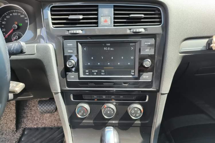 Used Volkswagen Golf 2018 230TSI Automatic Comfort Model Audio And AC Panel