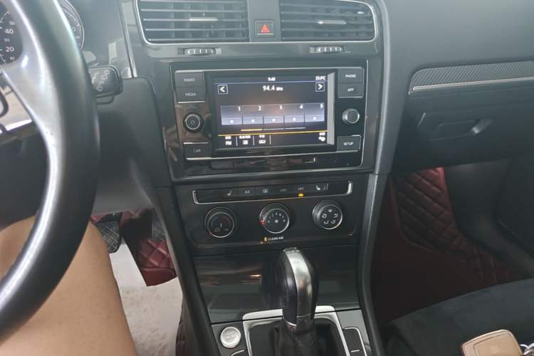Used Volkswagen Golf 2018 230TSI Automatic Luxury Version Audio And AC Panel