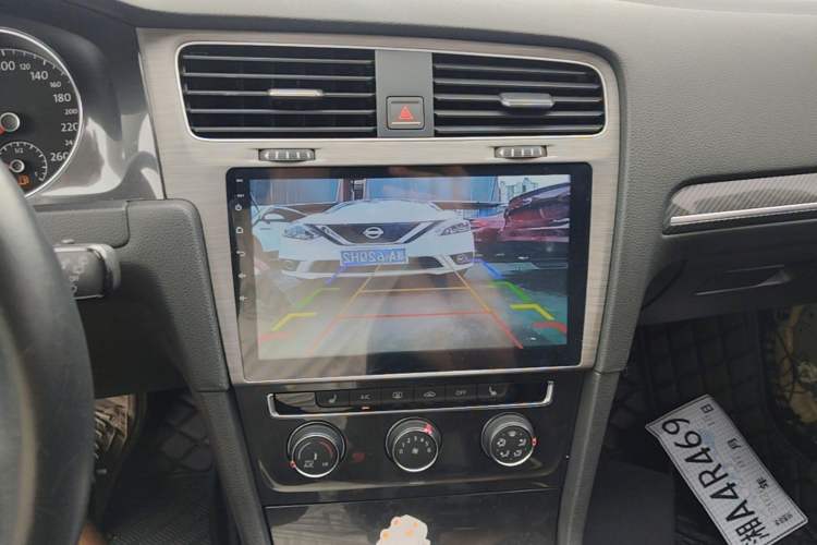 Used Volkswagen Golf 2018 230TSI Automatic Luxury Version Audio And AC Panel