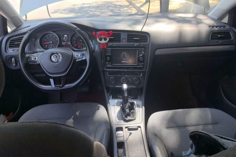 Used Volkswagen Golf 2018 230TSI Automatic Comfort Model Center Console