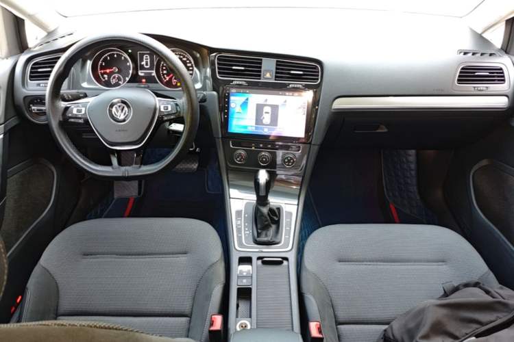 Used Volkswagen Golf 2018 230TSI Automatic Comfort Model Center Console