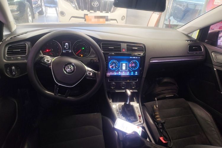 Used Volkswagen Golf 2018 230TSI Automatic Luxury Version Center Console