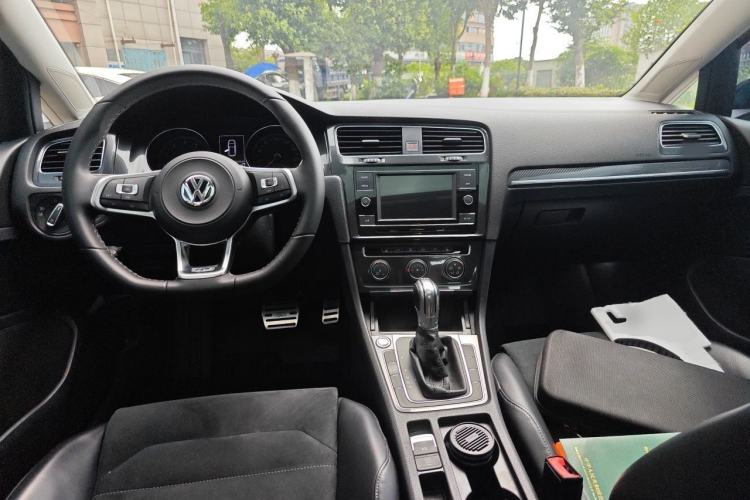 Used Volkswagen Golf 2018 230TSI Automatic Luxury Version Center Console