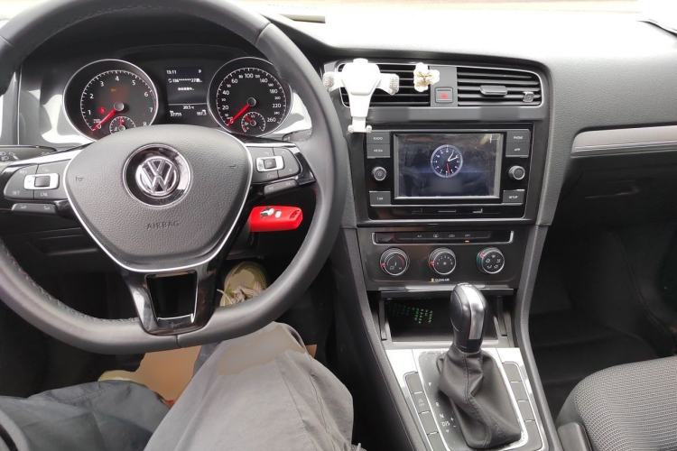 Used Volkswagen Golf 2018 230TSI Automatic Comfort Model Center Console