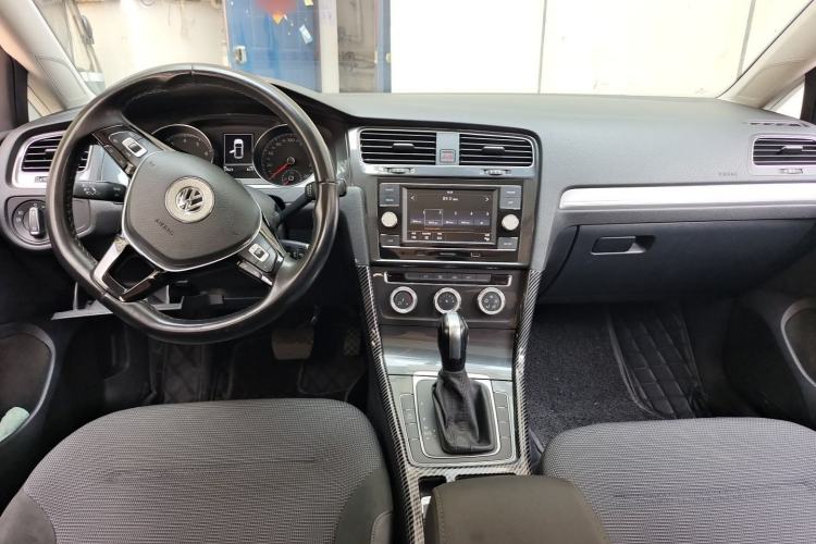 Used Volkswagen Golf 2018 230TSI Automatic Comfort Model Center Console