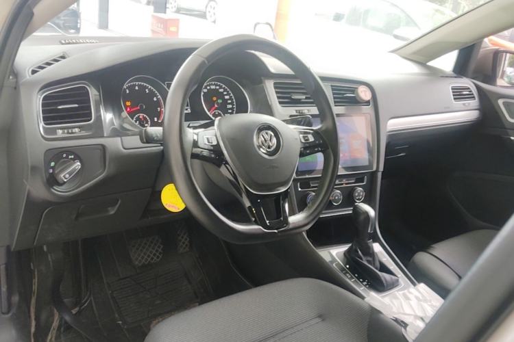 Used Volkswagen Golf 2018 230TSI Automatic Comfort Model Center Console