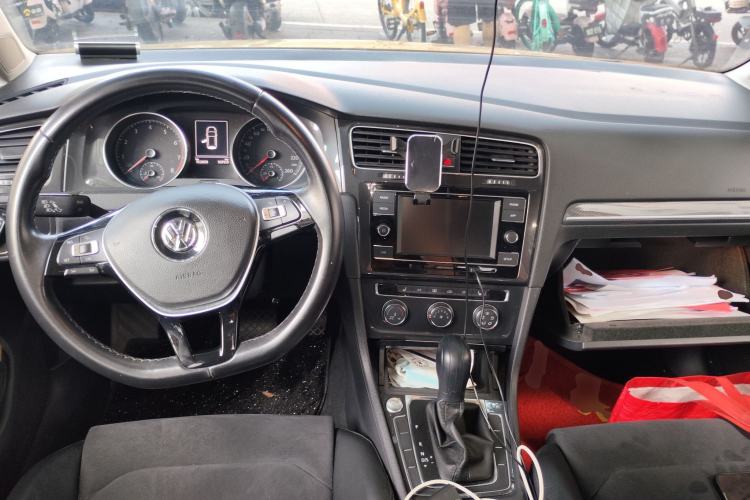 Used Volkswagen Golf 2018 230TSI Automatic Luxury Version Center Console
