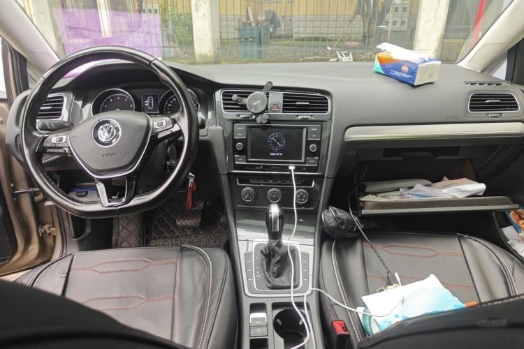 Used Volkswagen Golf 2018 1.6L Automatic Comfort Model Center Console