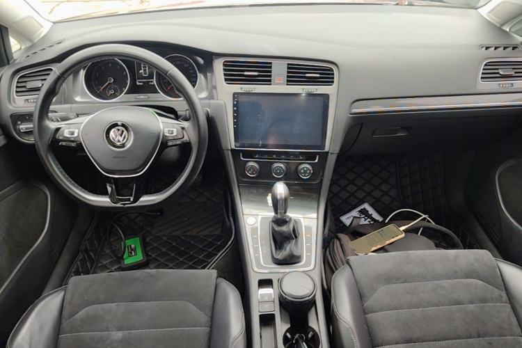 Used Volkswagen Golf 2018 230TSI Automatic Luxury Version Center Console