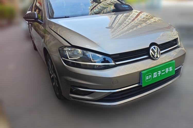 Used Volkswagen Golf 2018 230TSI Automatic Luxury Version Front Right 45 Deg