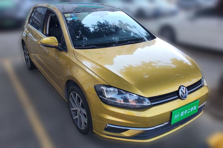 Used Volkswagen Golf 2018 230TSI Automatic Luxury Version Front Right 45 Deg