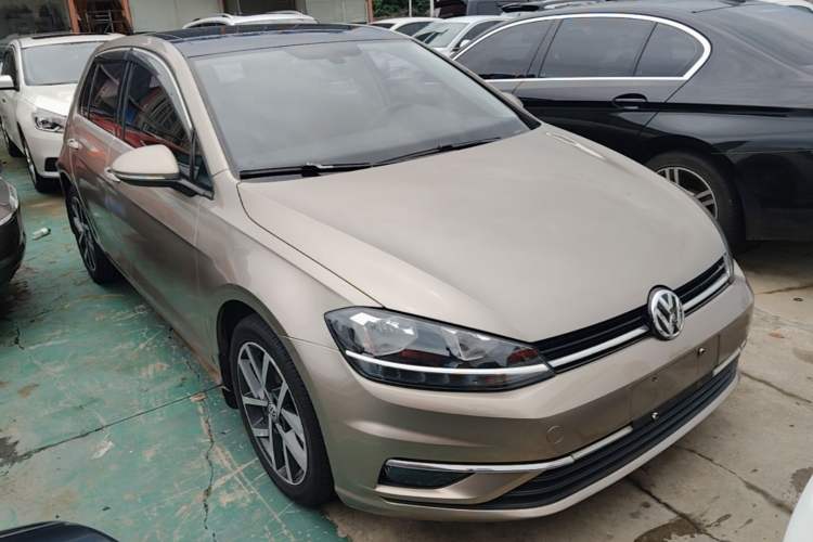 Used Volkswagen Golf 2018 230TSI Automatic Luxury Version Front Right 45 Deg