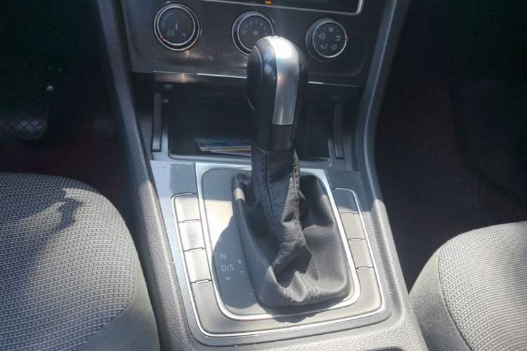 Used Volkswagen Golf 2018 230TSI Automatic Comfort Model Gear Lever