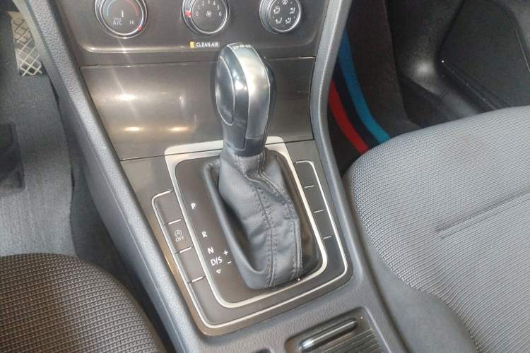 Used Volkswagen Golf 2018 230TSI Automatic Comfort Model Gear Lever
