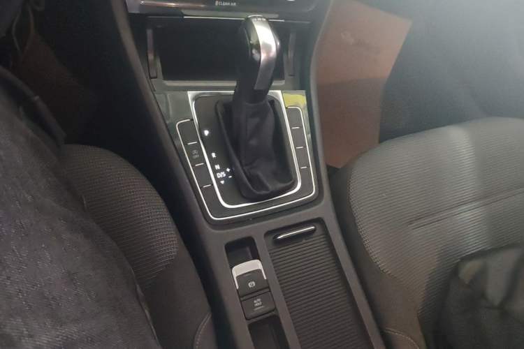 Used Volkswagen Golf 2018 230TSI Automatic Comfort Model Gear Lever