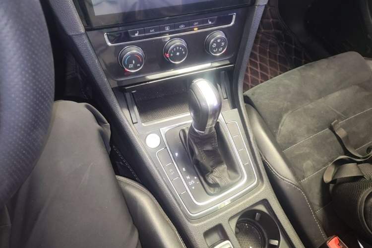 Used Volkswagen Golf 2018 230TSI Automatic Luxury Version Gear Lever