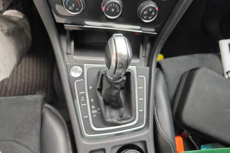 Used Volkswagen Golf 2018 230TSI Automatic Luxury Version Gear Lever