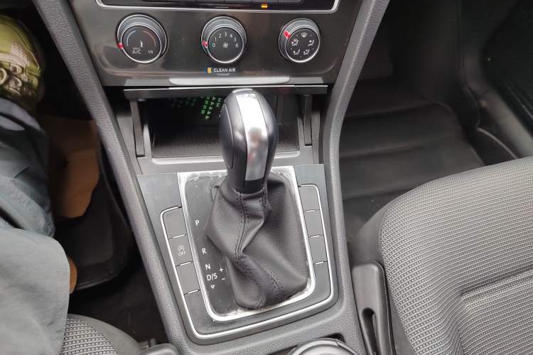 Used Volkswagen Golf 2018 230TSI Automatic Comfort Model Gear Lever
