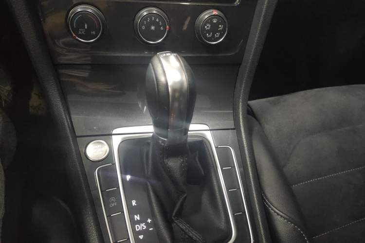 Used Volkswagen Golf 2018 230TSI Automatic Luxury Version Gear Lever